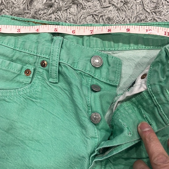Womesn Levi's Jeans Short Green Size 27 - Picture 3 of 5